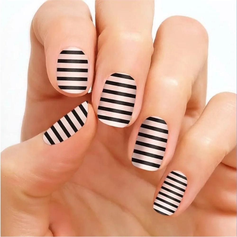 Color Street 100% real nail polish strips “ between the lines” FDL029 nip